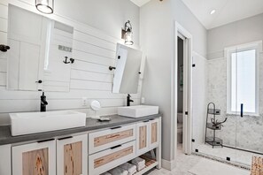 Douche, sèche-cheveux, serviettes fournies