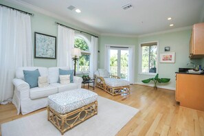 Smart-TV, DVD-Player, Tischfußball, Tischtennisplatte