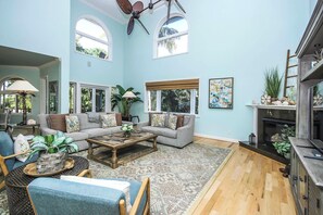 Smart-TV, DVD-Player, Tischfußball, Tischtennisplatte