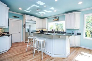 Fridge, microwave, oven, stovetop - Luxury 5BR Gulf-View Home with Private Pool, Spa & High-Tech Entertainment (Captiva)