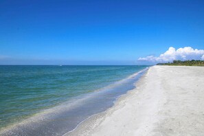 På stranden