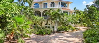 Luxury 5BR Gulf-View Home with Private Pool, Spa & High-Tech Entertainment