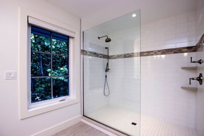 Een douche, een haardroger, handdoeken