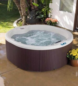 Outdoor spa tub - Modern Waterfront Home with Hot Tub, Dock, Kayaks (New Port Richey)