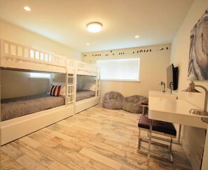3 bedrooms, iron/ironing board, free WiFi - Modern Waterfront Home with Hot Tub, Dock, Kayaks (New Port Richey)