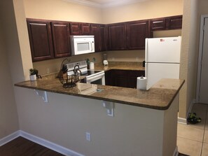 Four à micro-ondes, lave-vaisselle, cafetière-théière