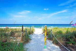 Una spiaggia nelle vicinanze
