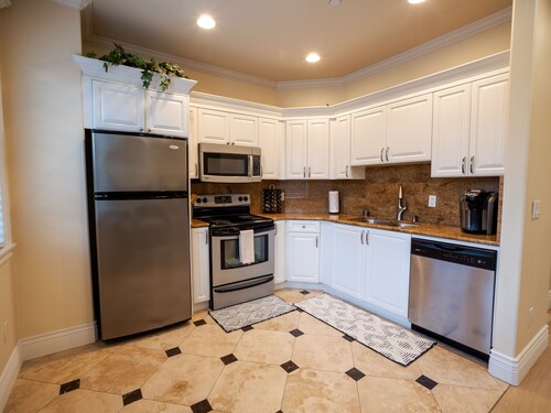 Private Luxury Retreat in Secured Oasis