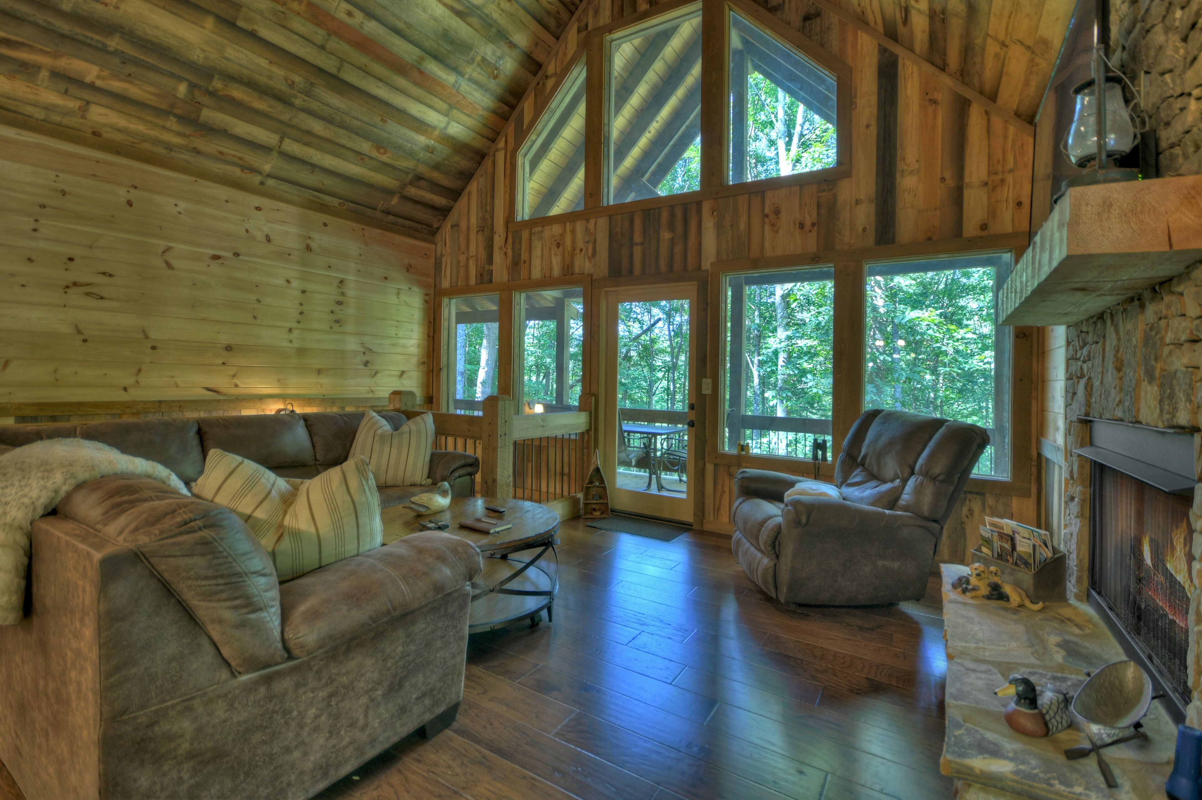 Een smart-tv, een open haard, een dvd-speler en boeken