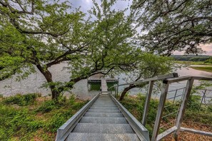 المنطقة المحيطة بالمنشأة