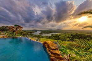 حمّام سباحة خارجي، حمّام سباحة مُدفَّأ