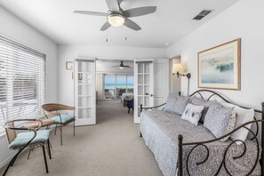 DVD-spiller og bøker