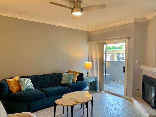 Living area - Close to the Strip, T- Mobile arena, and Allegiant Stadium. (Las Vegas)
