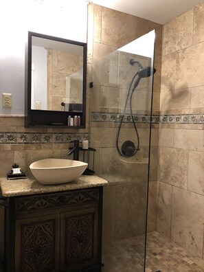 Shower, hair dryer, towels, soap - Adorable newly renovated bungalow. Walking distance to FIFA! (Houston)