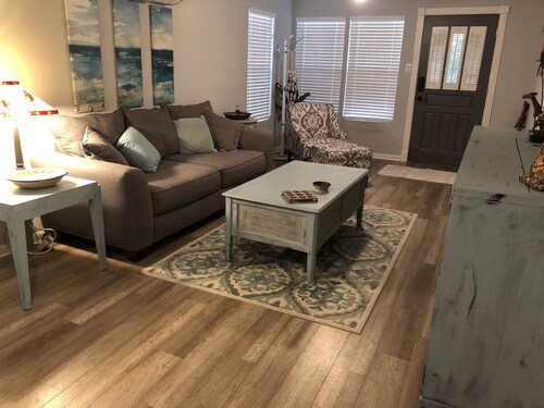 Adorable newly renovated bungalow. Walking distance to FIFA!