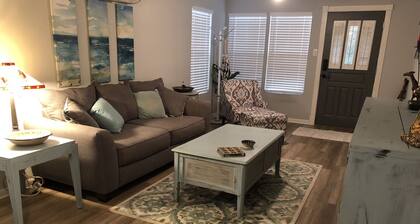 Adorable newly renovated bungalow. Walking distance to FIFA!