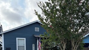 Una casa residencial con un letrero que dice 'WELCOME', una bandera estadounidense y el número '307' en la puerta.
