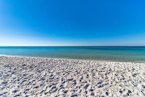Plage, chaises longues, serviettes de plage