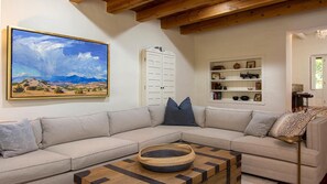 Téléviseur connecté, foyer, livres, bureau