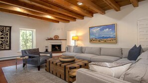 Smart-TV, Kamin, Bücher, Arbeitsbereiche