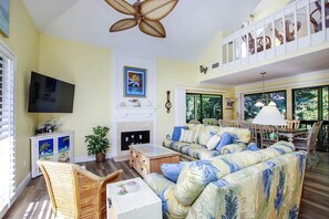 Téléviseur connecté, lecteur de DVD, livres, bureau