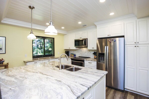 Réfrigérateur, four à micro-ondes, un four, surface de cuisson