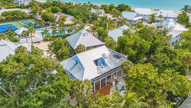Un resort costero con varias edificaciones, un área de piscina y vista al océano.