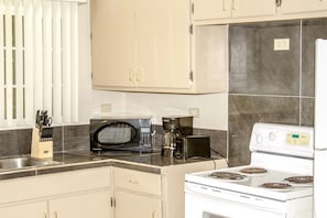 Mikrobølgeovn, oppvaskmaskin, kaffetrakter/tekoker og kjøkkenutstyr