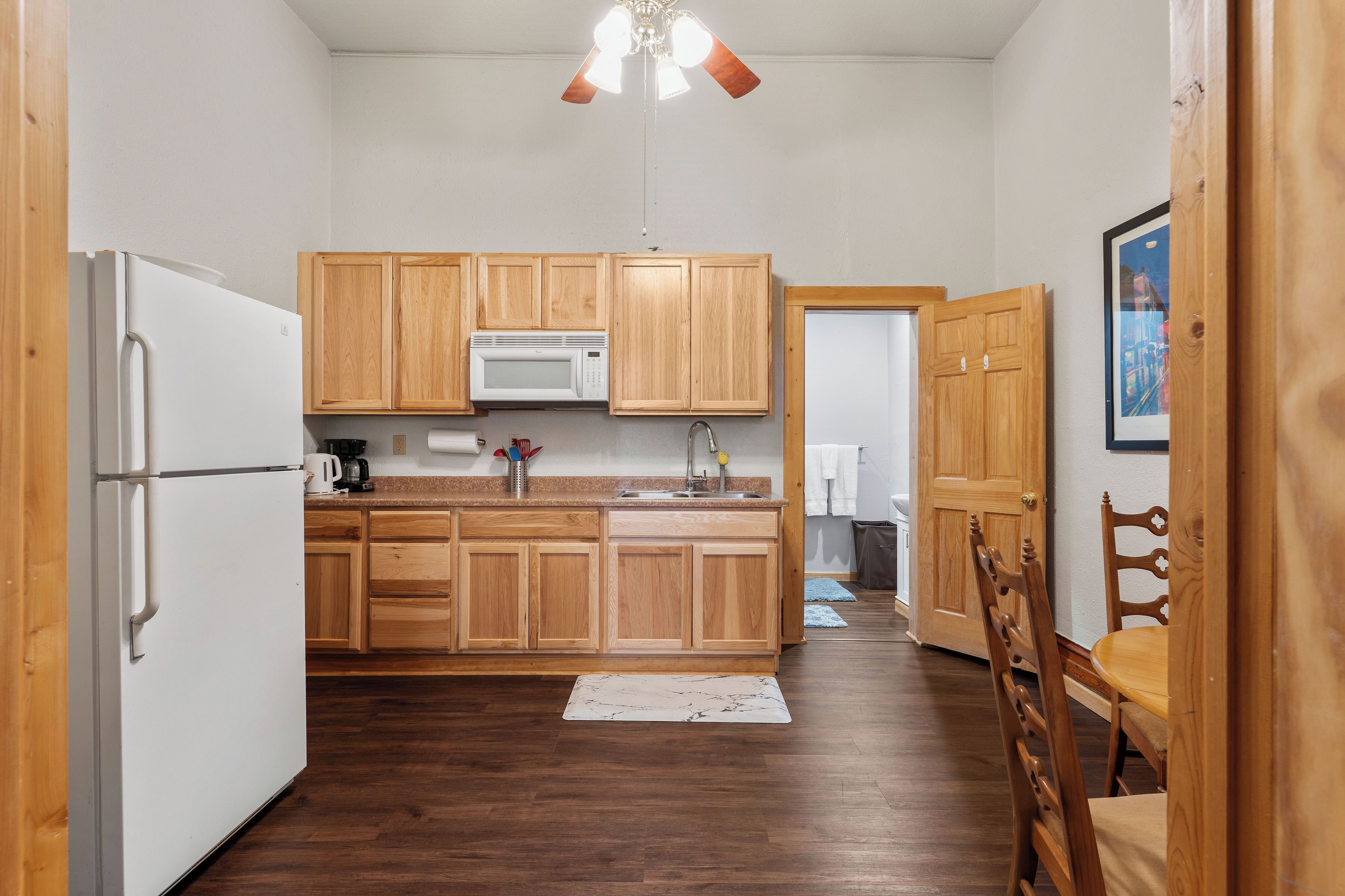 Kühlschrank, Mikrowelle, Herdplatte, Wasserkocher mit Kaffee-/Teezubehör