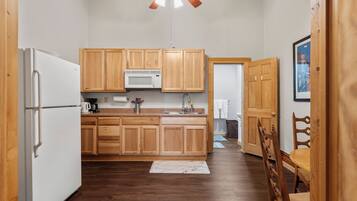 Kühlschrank, Mikrowelle, Herdplatte, Wasserkocher mit Kaffee-/Teezubehör