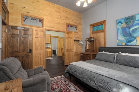 1 Schlafzimmer, Bügeleisen/Bügelbrett, kostenloses WLAN, Bettwäsche. Glasmalerei Grande Avenue Apartment