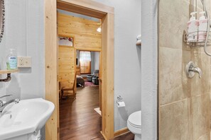 Shower, hair dryer, towels, soap -  NEW Sauna Downtown Del Norte Apartment (Del Norte)