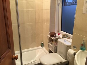 Douche, sĂšche-cheveux, serviettes fournies, savon