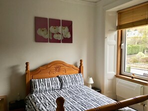 1 bedroom, iron/ironing board, WiFi, bed sheets - Gorgeous upper quiet Victorian apartment. Golfers. Walkers. Lovely views! (Crieff)