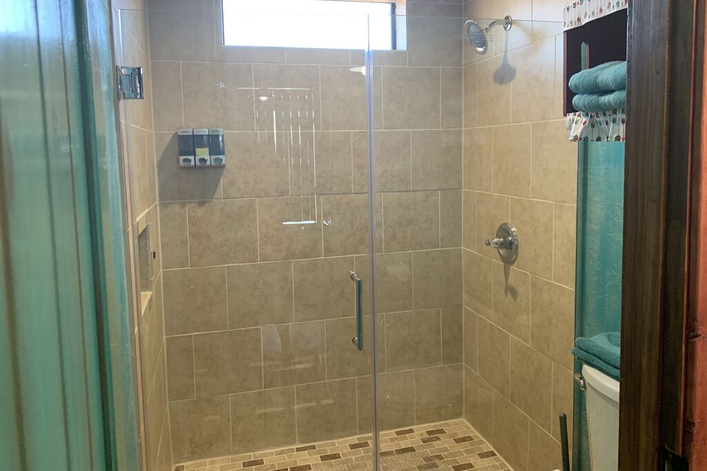 Douche, sèche-cheveux, serviettes fournies, savon