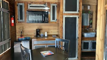Kühlschrank, Mikrowelle, Wasserkocher mit Kaffee-/Teezubehör