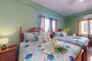 2 bedrooms, iron/ironing board, WiFi, bed sheets - Charming apartment with ocean views from the rooftop, free WiFi & partial AC (San Pedro)