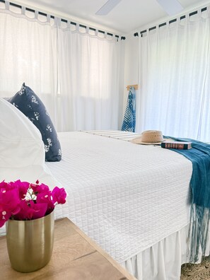 3 soverom, skrivebord, strykejern/-brett og reiseseng for barn