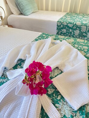 3 Schlafzimmer, Schreibtisch, Bügeleisen/Bügelbrett, Reisekinderbett