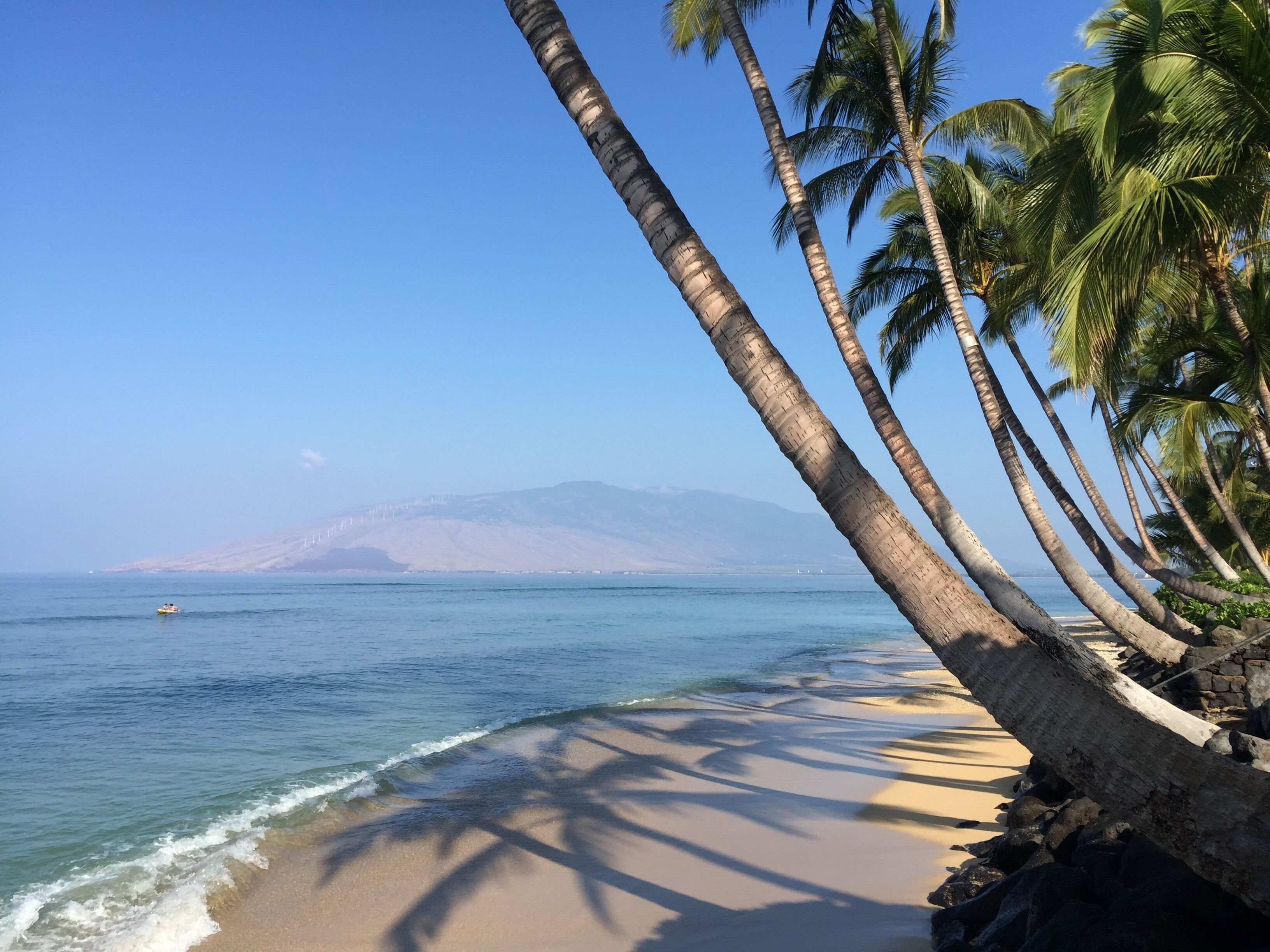 在海灘附近、躺椅、沙灘巾