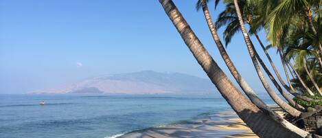 Beach nearby, sun loungers, beach towels