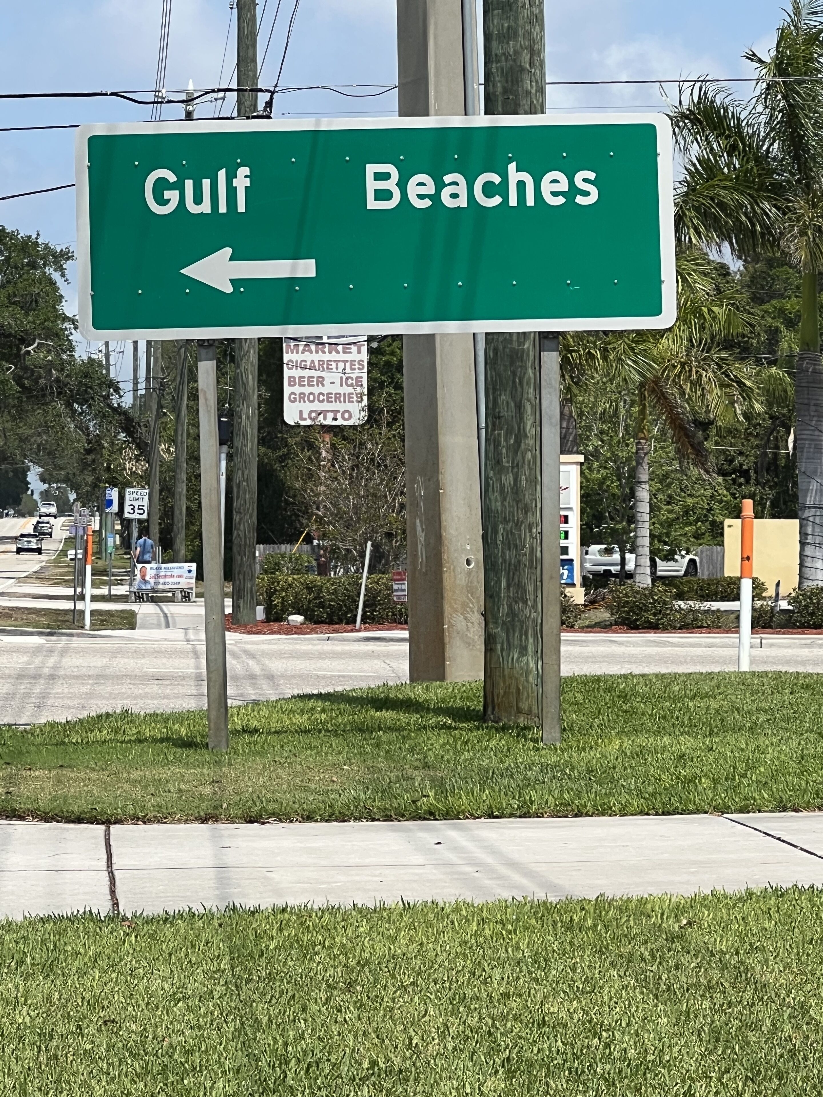 Señal direccional para Playas del Golfo, con una flecha apuntando a la izquierda.