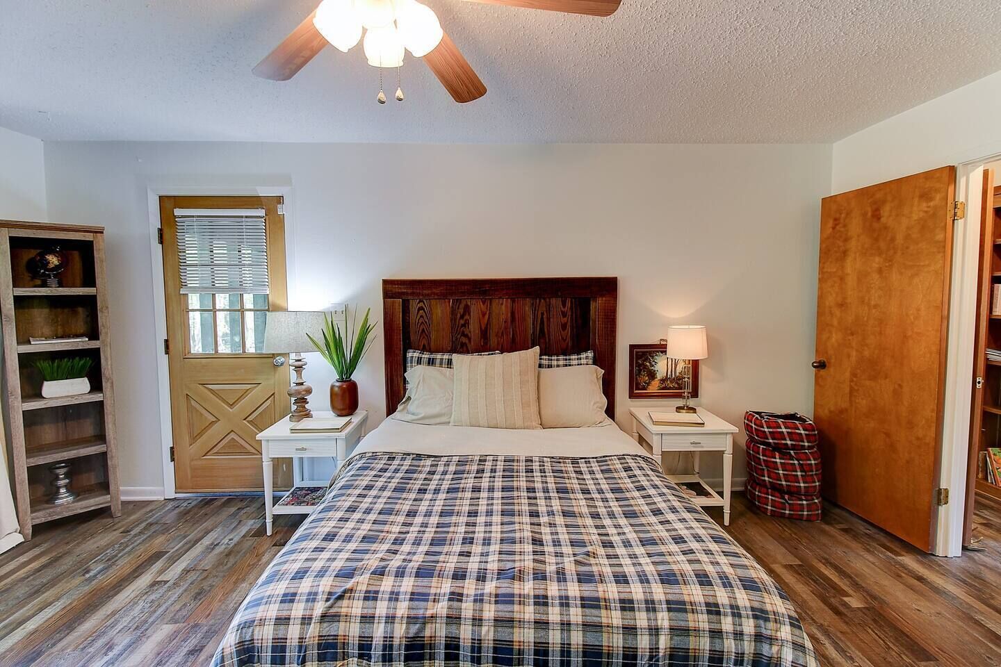 2 habitaciones, escritorio y tabla de planchar con plancha 