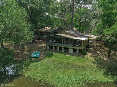 Emerald Point - Lakefront cabin with fireplace, firepit, Kayaks & Canoes!