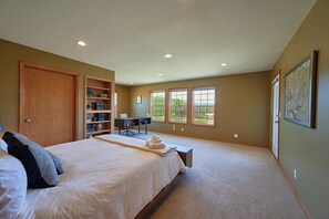 3 dormitorios, escritorio, tabla de planchar con plancha y cuna de viaje