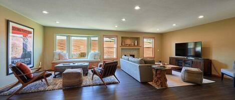 Een smart-tv, een open haard, tafelvoetbal en een tafeltennistafel