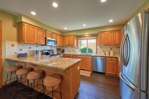 Køleskab, mikrobølgeovn, ovn, kogeplade