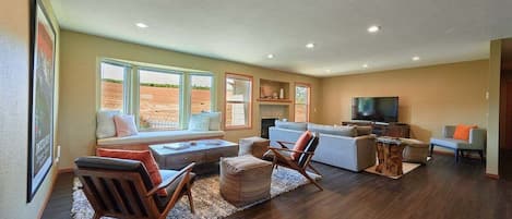 Una Smart TV, una chimenea, un futbolín, una mesa de tenis de mesa