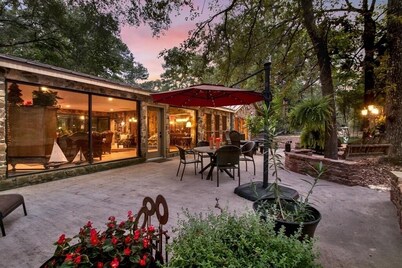 8 acres of fun & relaxation in a beautiful Rock Cottage with a pool and hot tub