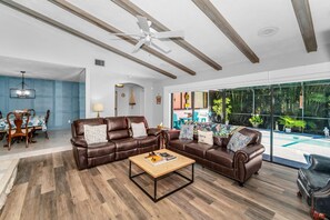 Smart TV, fireplace, offices - Private Heated Pool! Palm Trees! Beaches! Palm Harbor, Fl- Spread out w the fam! (Palm Harbor)